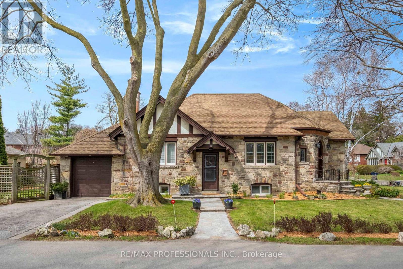 10 Edgemore Drive, Toronto, Ontario  M8Y 2M8 - Photo 3 - W13034930