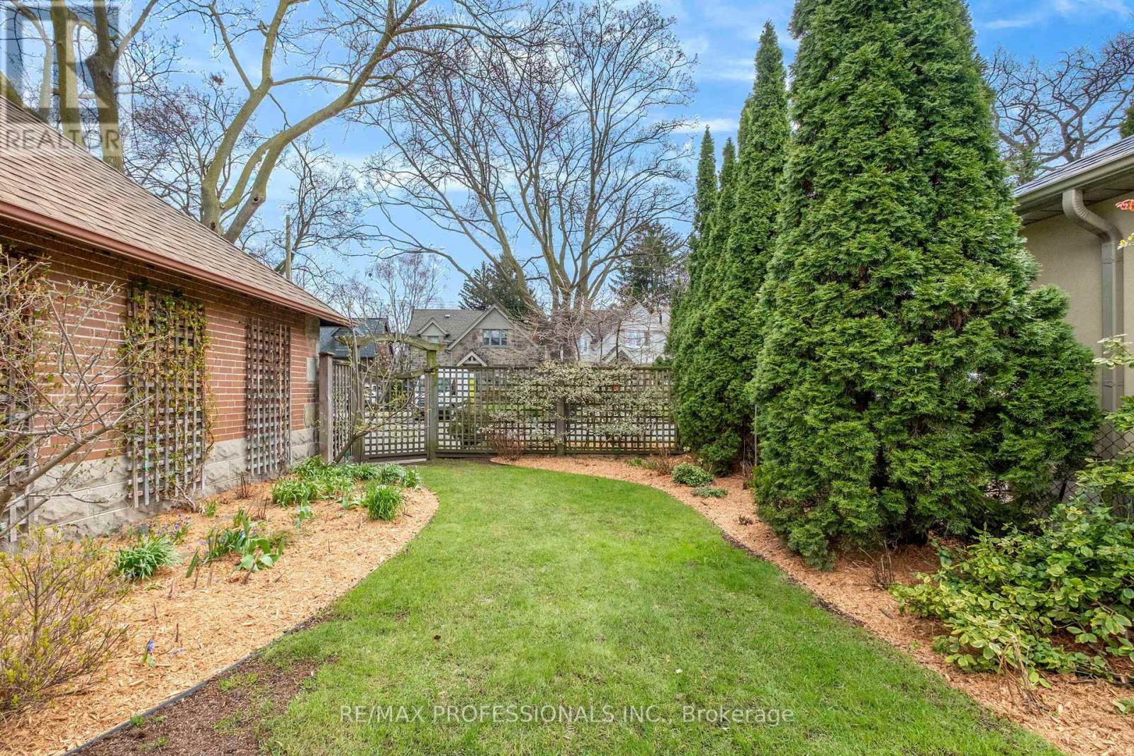 10 Edgemore Drive, Toronto, Ontario  M8Y 2M8 - Photo 37 - W13034930