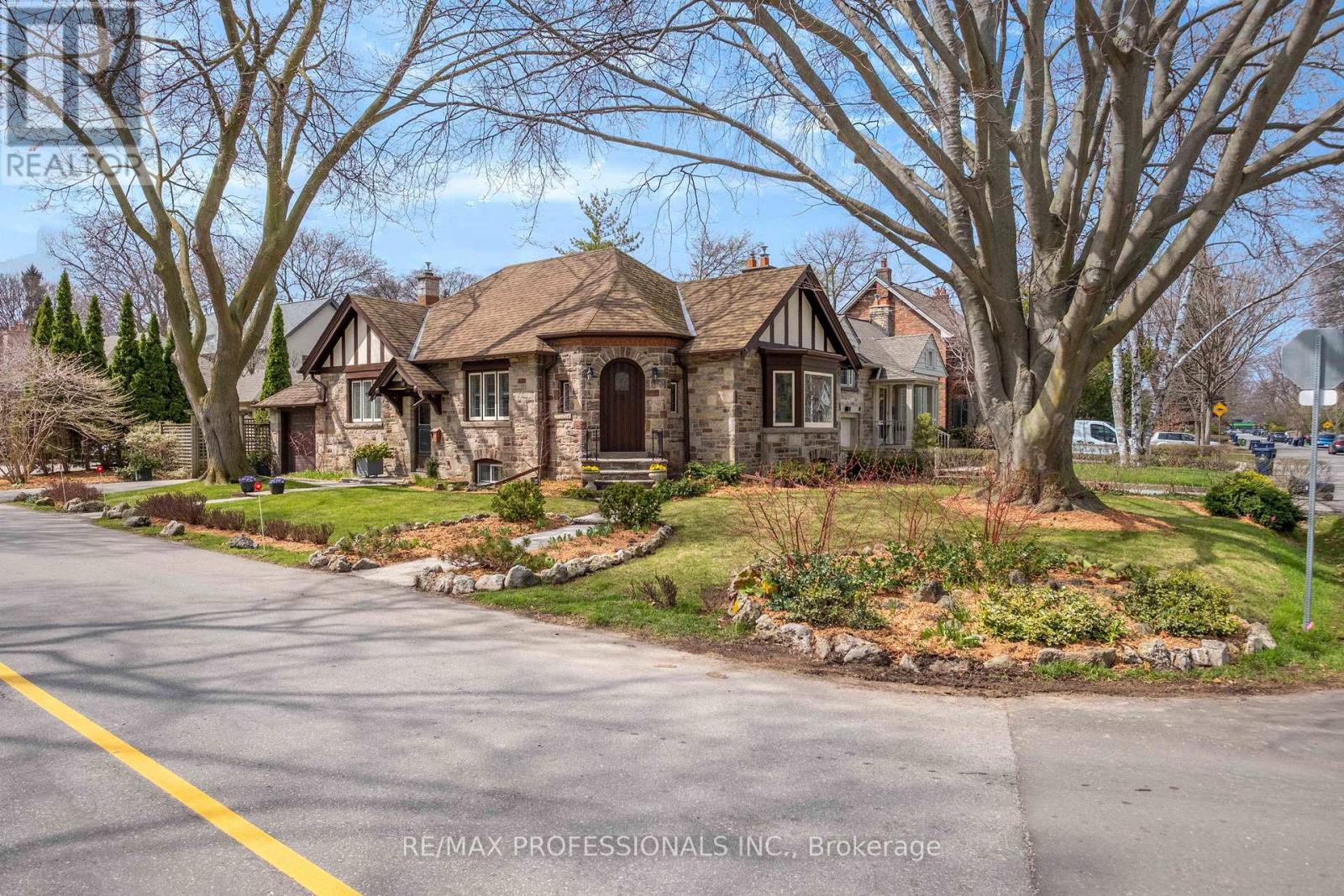 10 Edgemore Drive, Toronto, Ontario  M8Y 2M8 - Photo 4 - W13034930