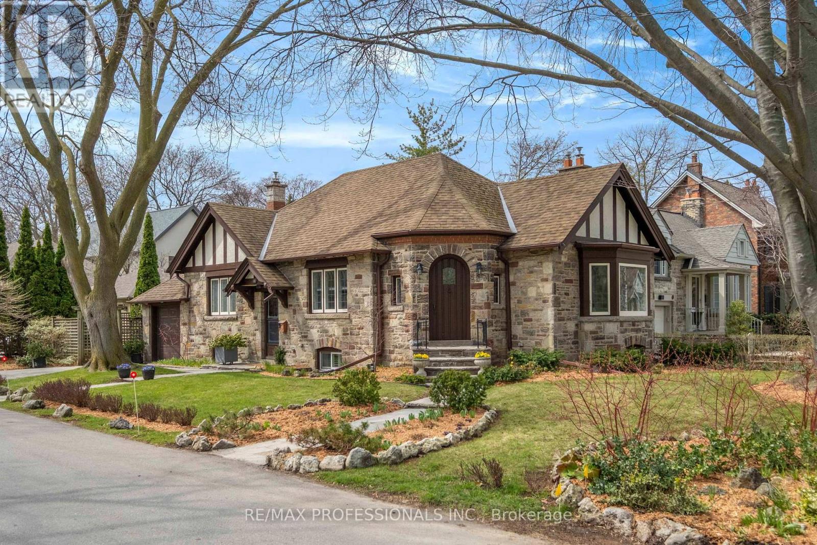 10 Edgemore Drive, Toronto, Ontario  M8Y 2M8 - Photo 5 - W13034930