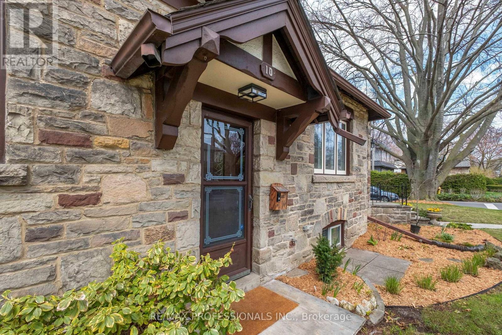 10 Edgemore Drive, Toronto, Ontario  M8Y 2M8 - Photo 6 - W13034930