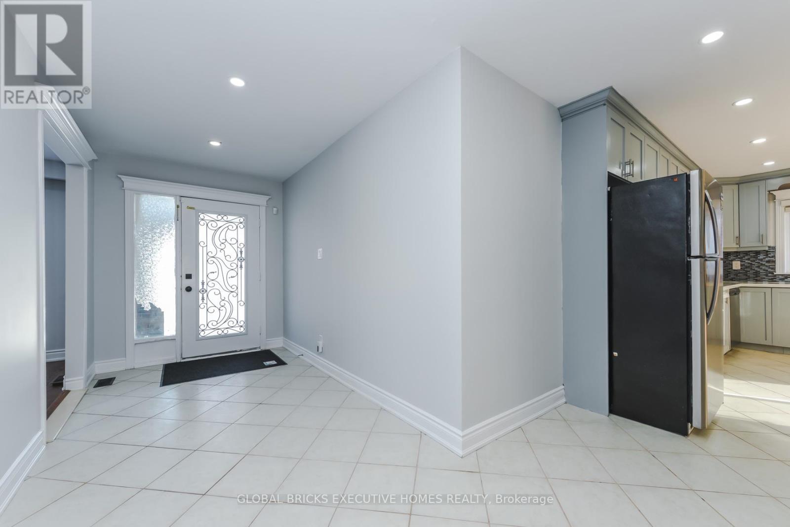 77 Blackthorn Lane, Brampton, Ontario  L6V 3L1 - Photo 3 - W12895942