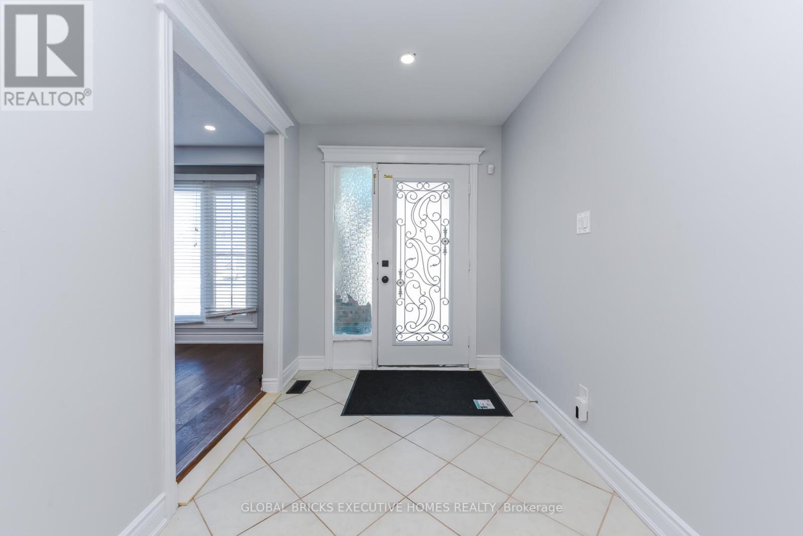 77 Blackthorn Lane, Brampton, Ontario  L6V 3L1 - Photo 2 - W12895942