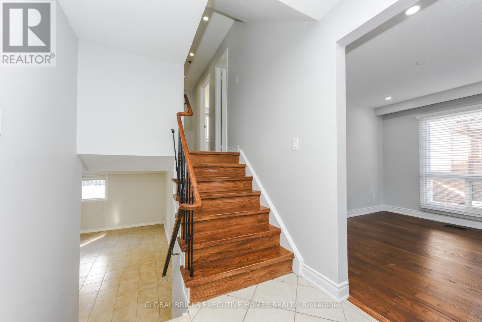 77 Blackthorn Lane, Brampton, Ontario  L6V 3L1 - Photo 4 - W12895942