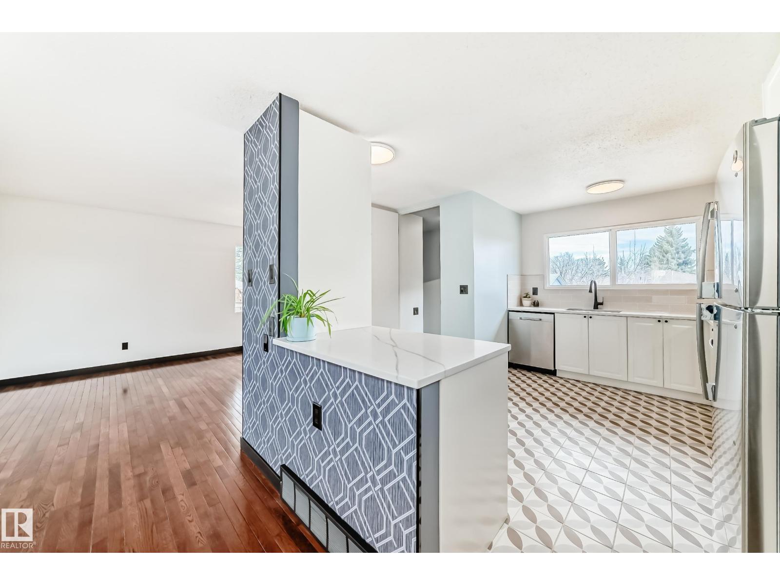 8608 37 Av Nw, Edmonton, Alberta  T6K 0E4 - Photo 10 - E4483720