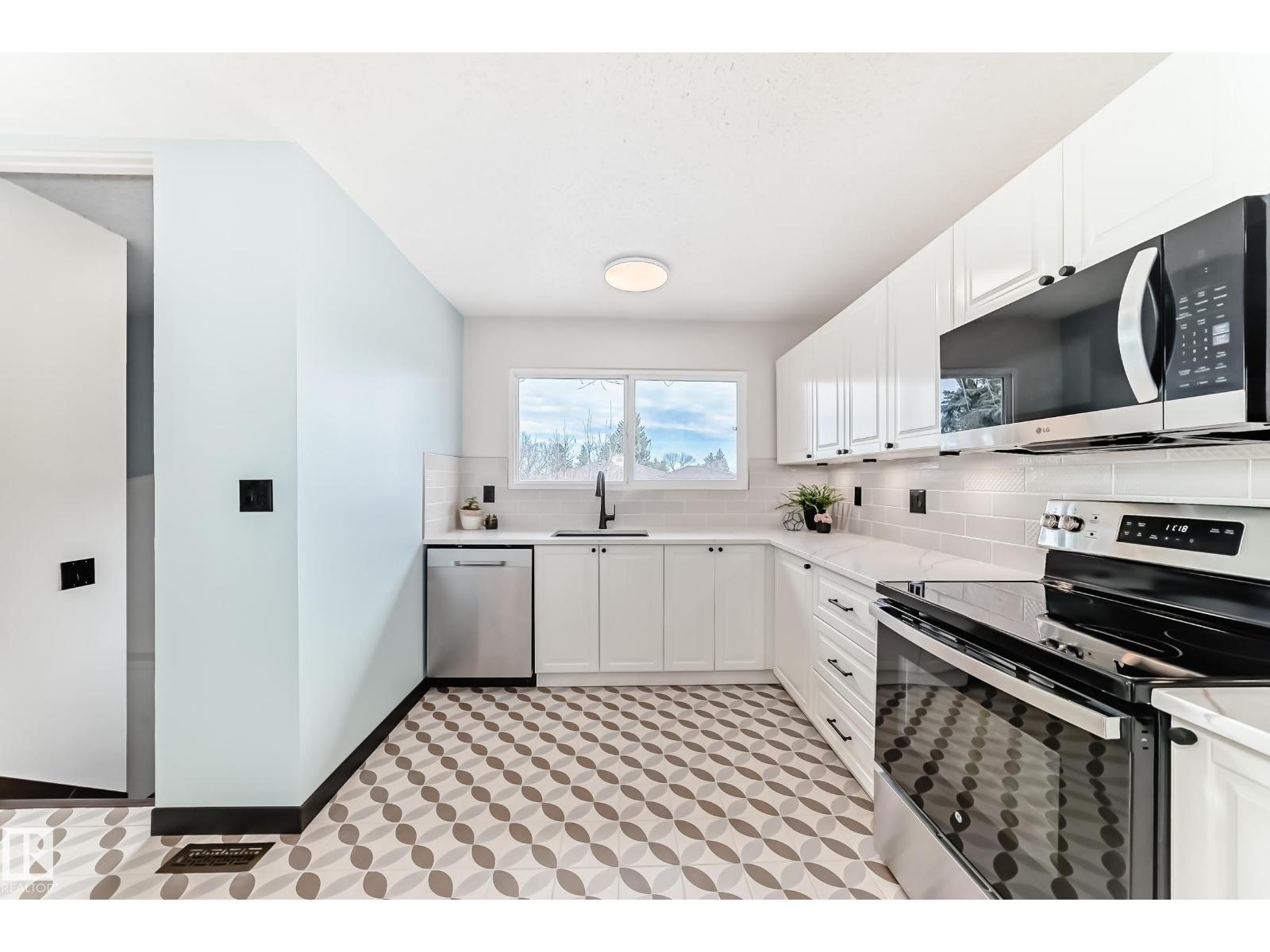 8608 37 Av Nw, Edmonton, Alberta  T6K 0E4 - Photo 6 - E4483720