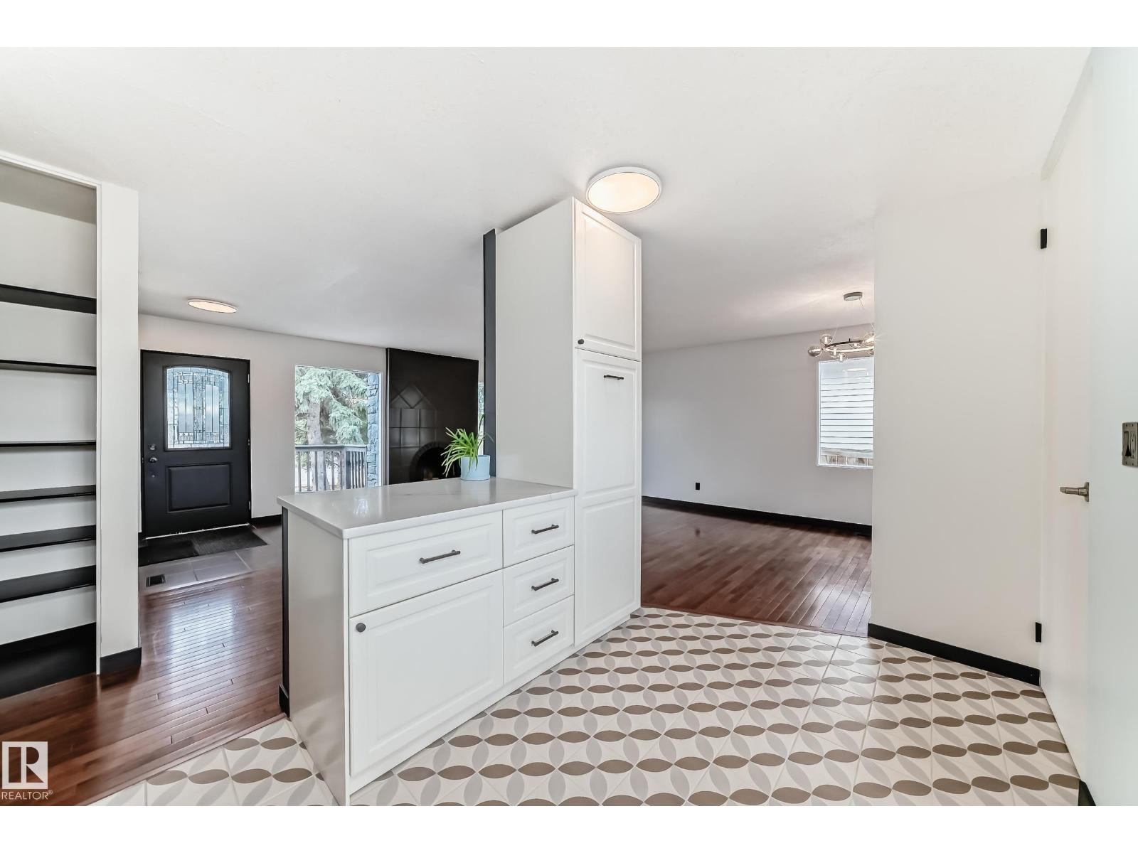 8608 37 Av Nw, Edmonton, Alberta  T6K 0E4 - Photo 8 - E4483720