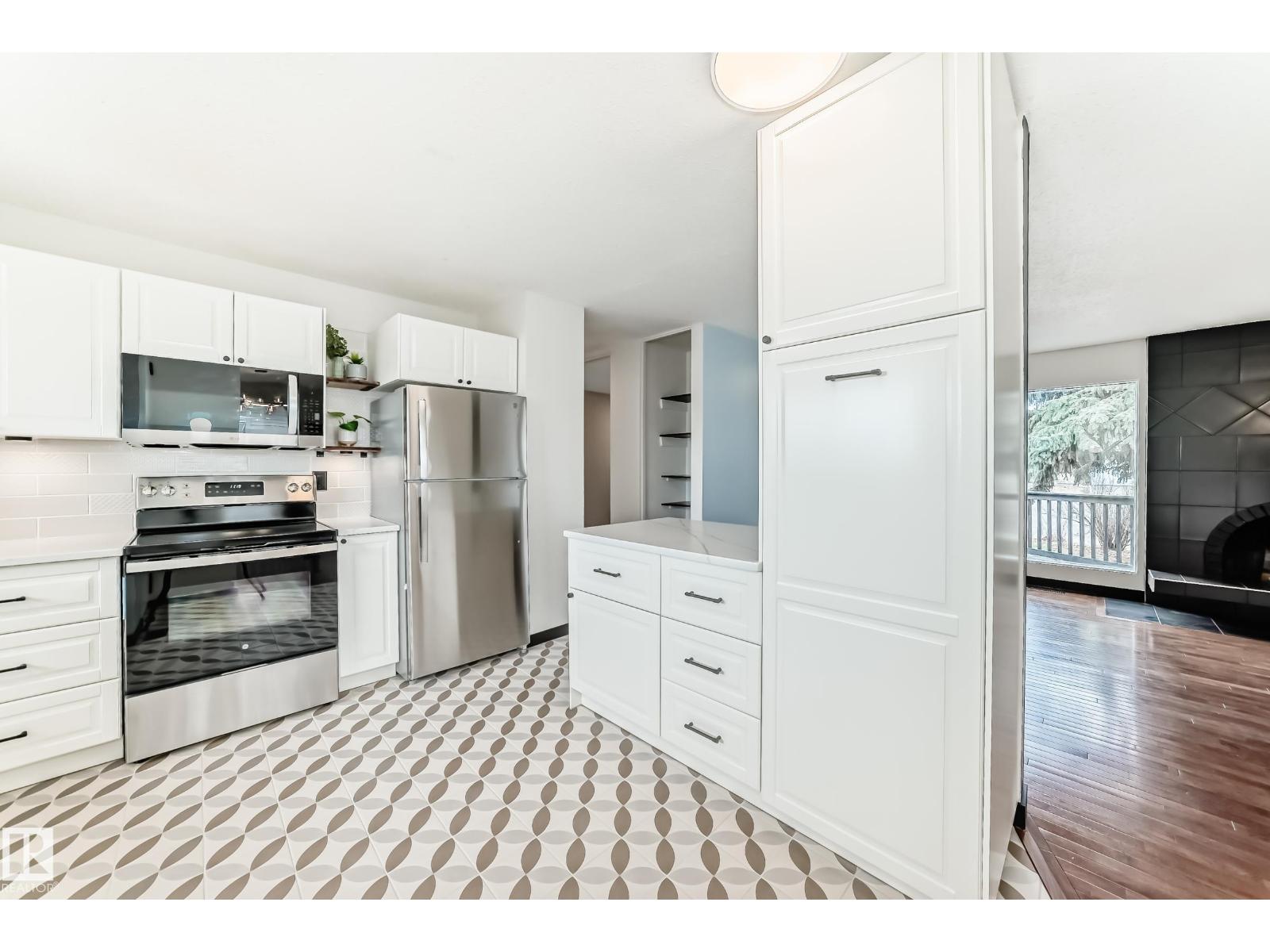 8608 37 Av Nw, Edmonton, Alberta  T6K 0E4 - Photo 9 - E4483720