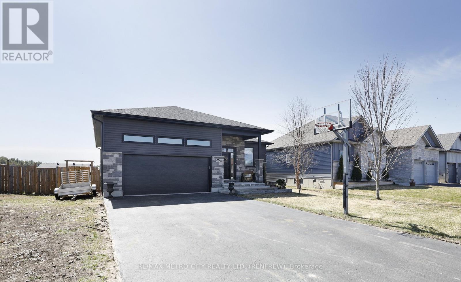 65 NOBLE CRESCENT, Petawawa, Ontario