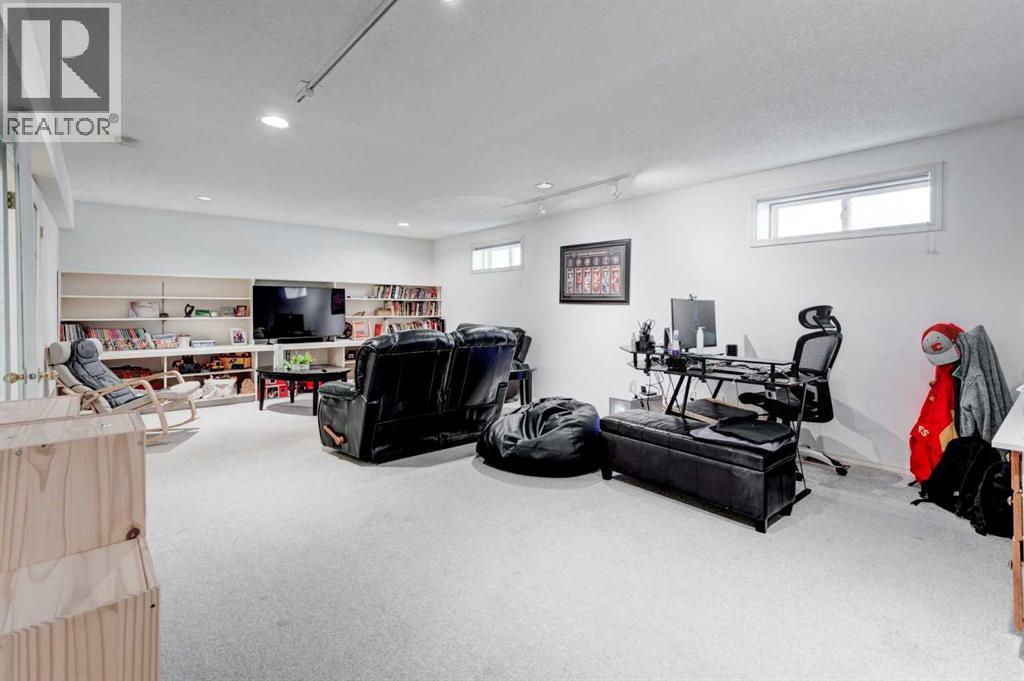 4 Christie Gardens Sw, Calgary, Alberta  T3H 3B5 - Photo 23 - A2277543