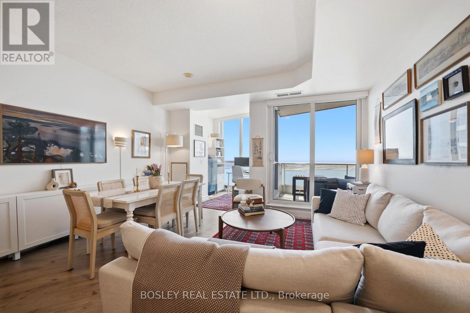 2011 - 218 QUEENS QUAY W, Toronto, Ontario