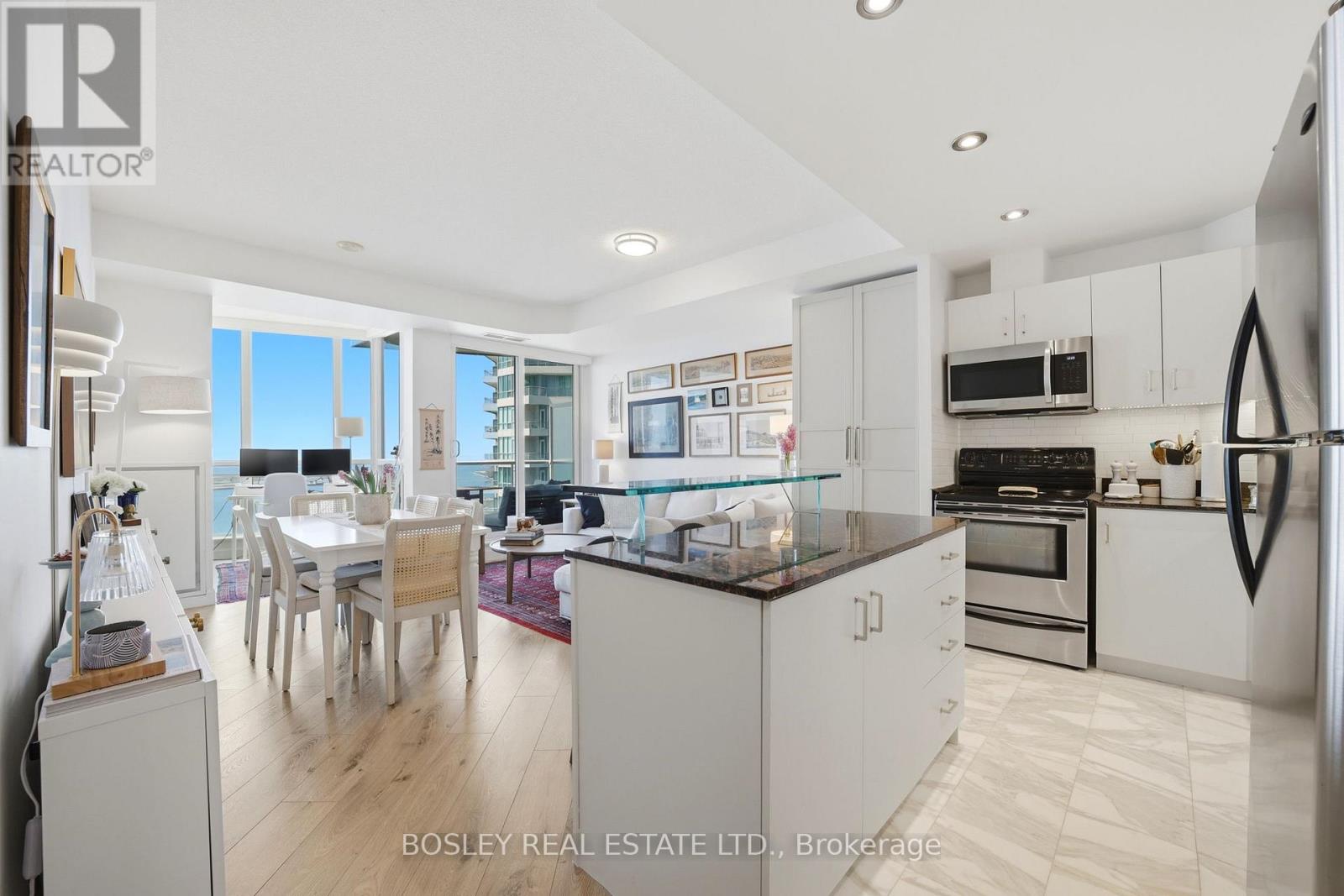 2011 - 218 Queens Quay W, Toronto, Ontario  M5J 2Y6 - Photo 4 - C13035366