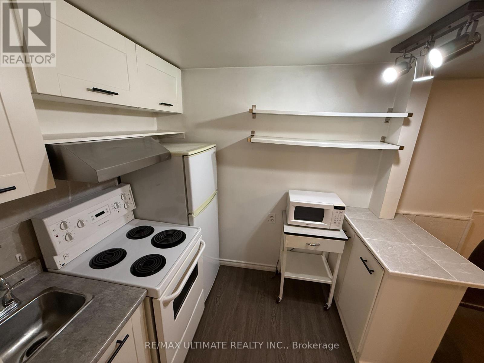 Unit 5 (Basement Unit) - 8 Avion Avenue, Toronto, Ontario  M4E 1C3 - Photo 12 - E13035086