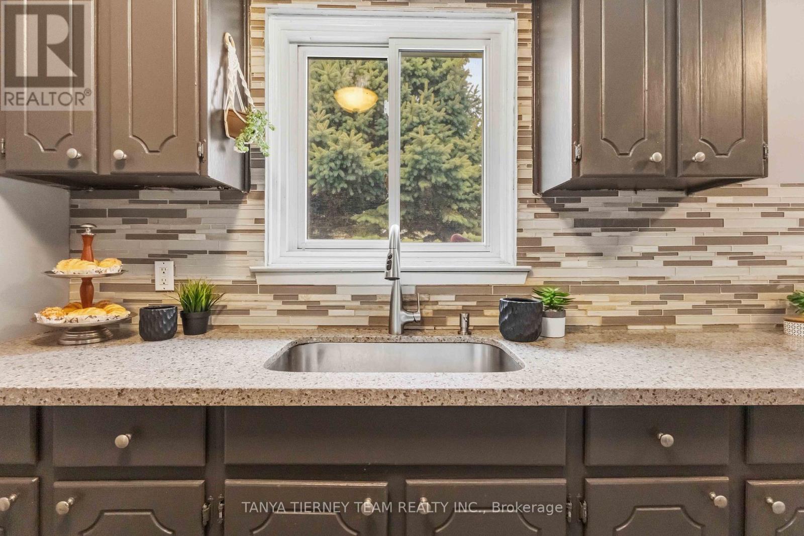 6 Gershwin Court, Whitby, Ontario  L1N 6C9 - Photo 22 - E13035294