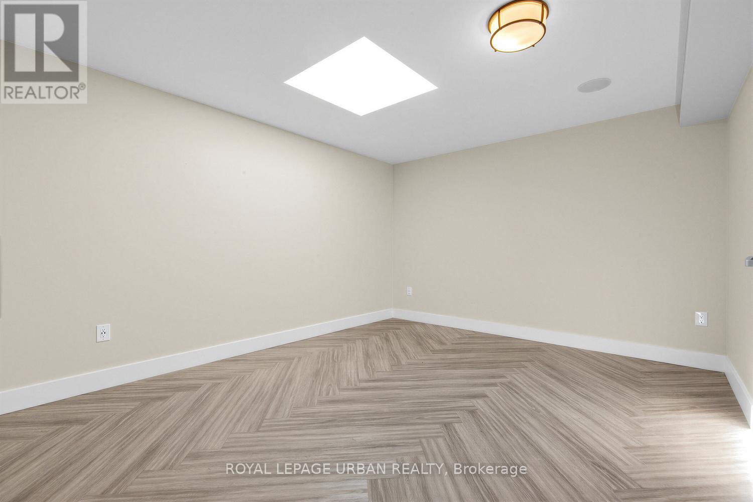 901 Pape Avenue, Toronto, Ontario  M4K 3V1 - Photo 14 - E13035406