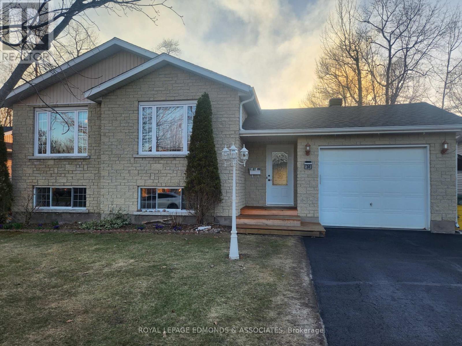 34 Bayshore Drive, Petawawa, Ontario  K8H 3R7 - Photo 3 - X12976596