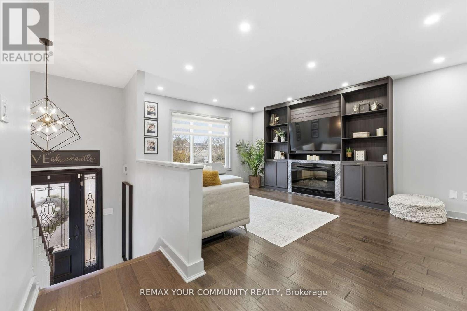 17 Fox Run Lane, Bradford West Gwillimbury (Bradford), Ontario  L3Z 2J1 - Photo 3 - N13035026