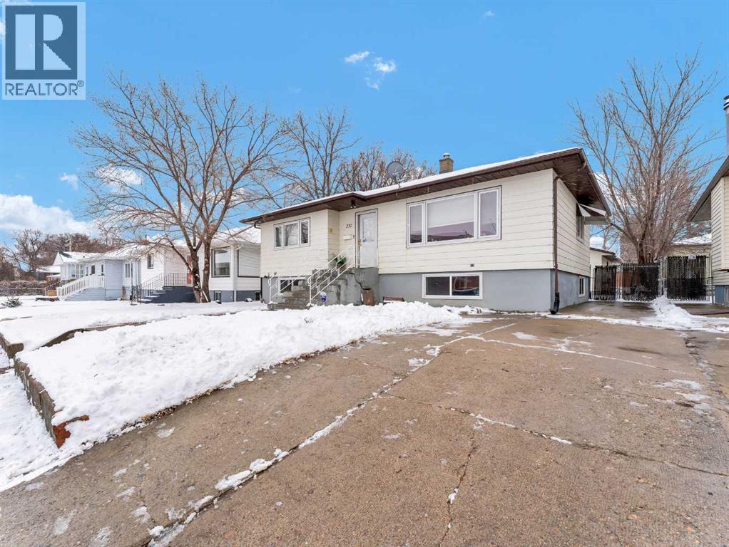 237 7 Street SW, Medicine Hat, Alberta  T1A 4K2 - Photo 3 - A2293578