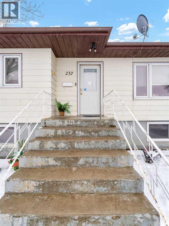 237 7 Street SW, Medicine Hat, Alberta  T1A 4K2 - Photo 4 - A2293578