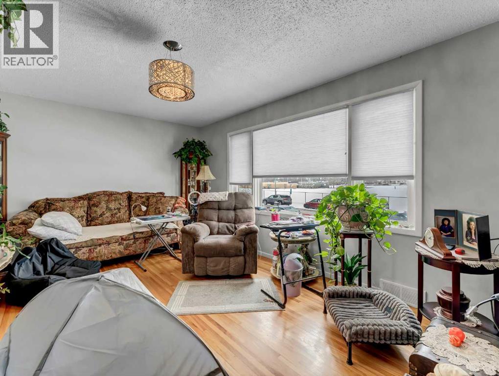 237 7 Street SW, Medicine Hat, Alberta  T1A 4K2 - Photo 6 - A2293578