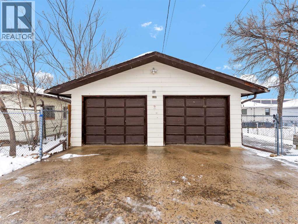 237 7 Street SW, Medicine Hat, Alberta  T1A 4K2 - Photo 47 - A2293578