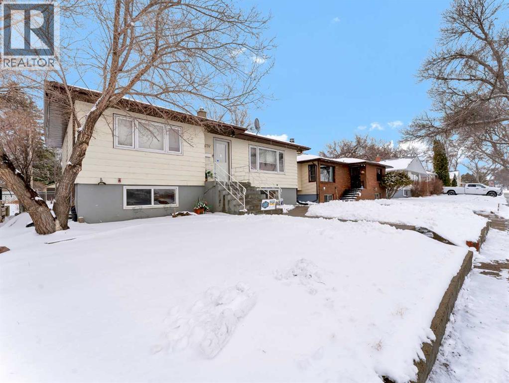 237 7 Street SW, Medicine Hat, Alberta  T1A 4K2 - Photo 2 - A2293578