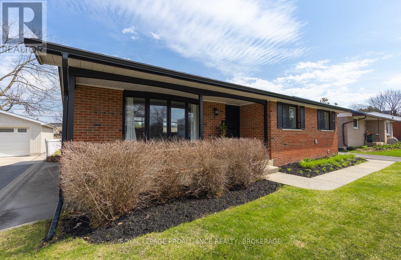 39 Howard Crescent, Kingston, Ontario  K7M 3C7 - Photo 2 - X13035536