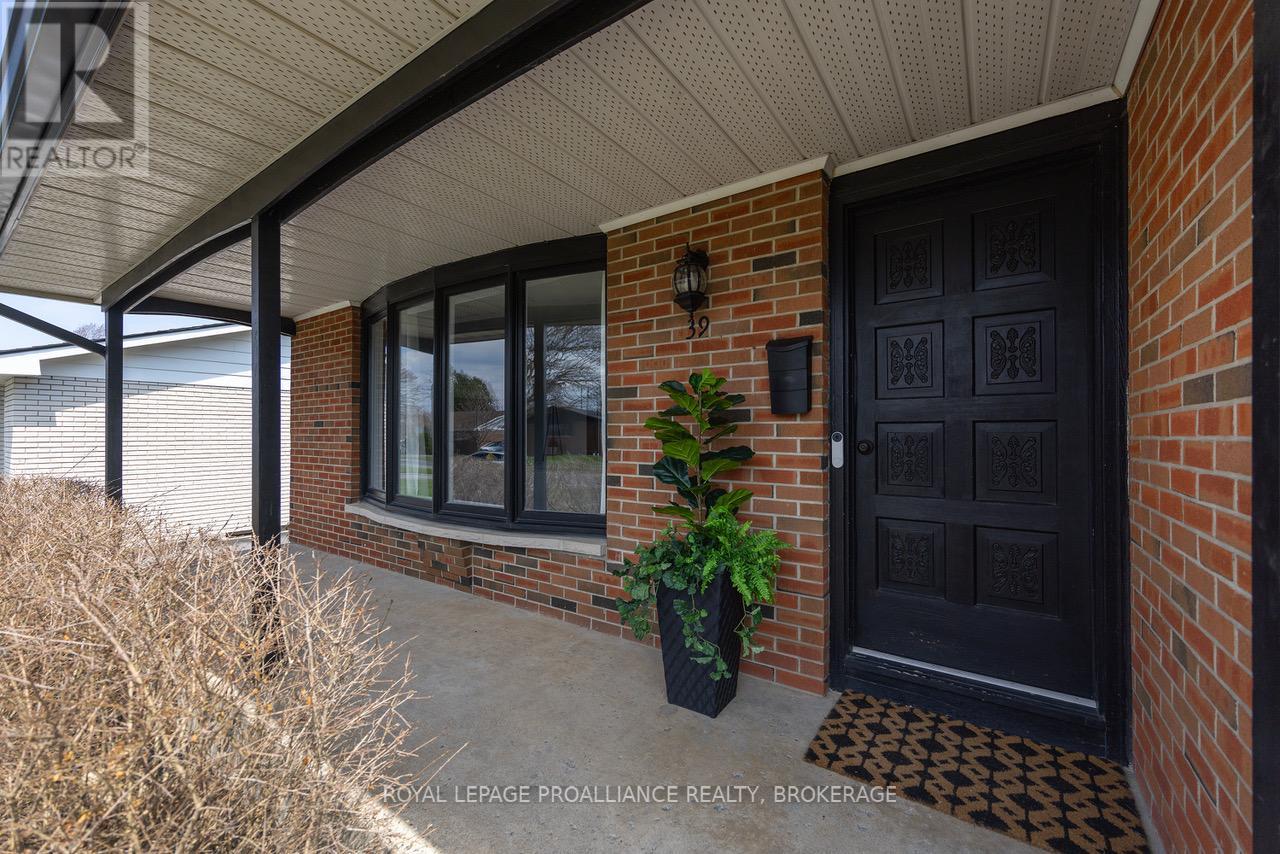 39 Howard Crescent, Kingston, Ontario  K7M 3C7 - Photo 3 - X13035536