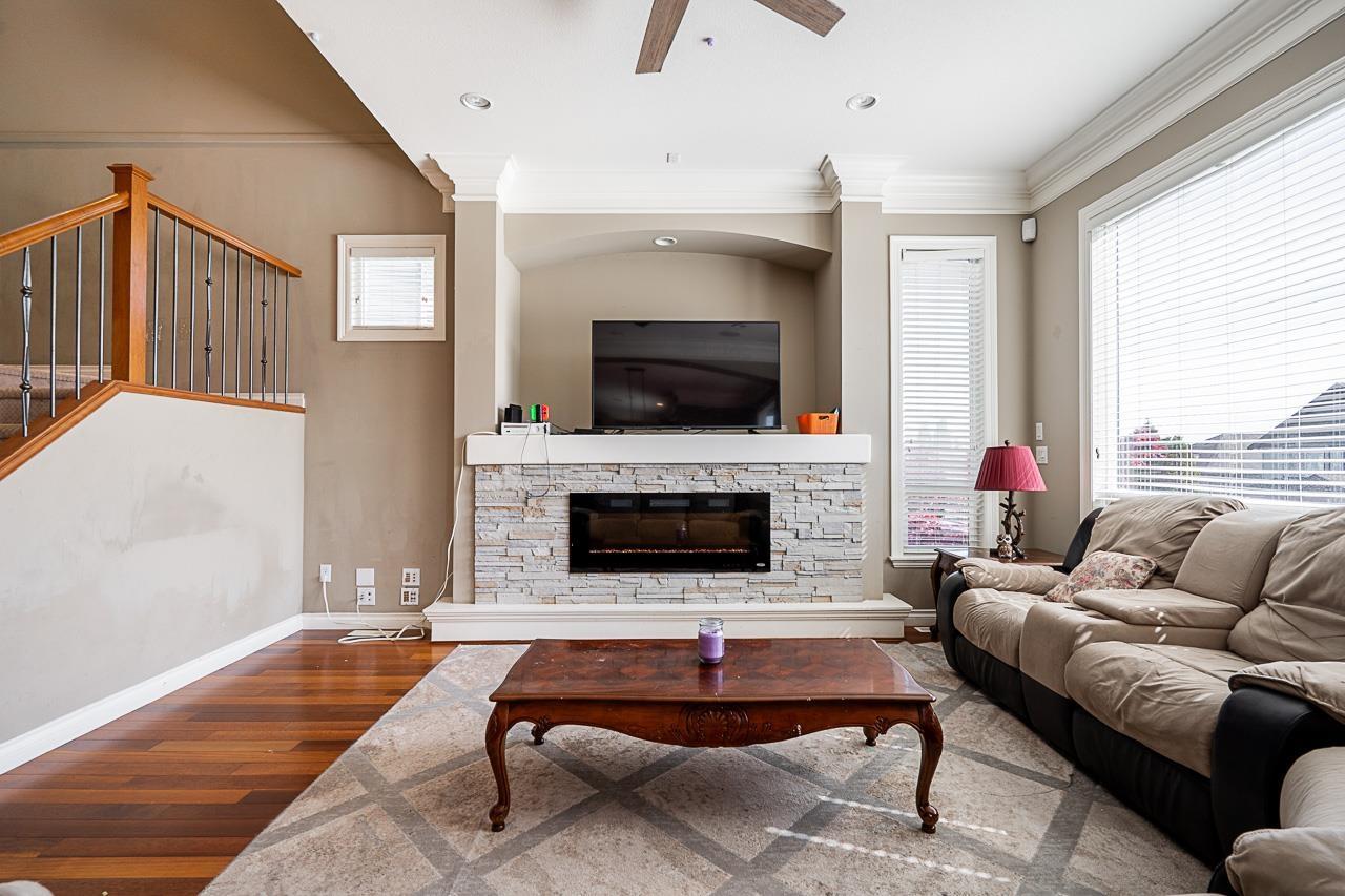 19654 69a Avenue, Langley, British Columbia  V2Y 3A6 - Photo 2 - R3114765