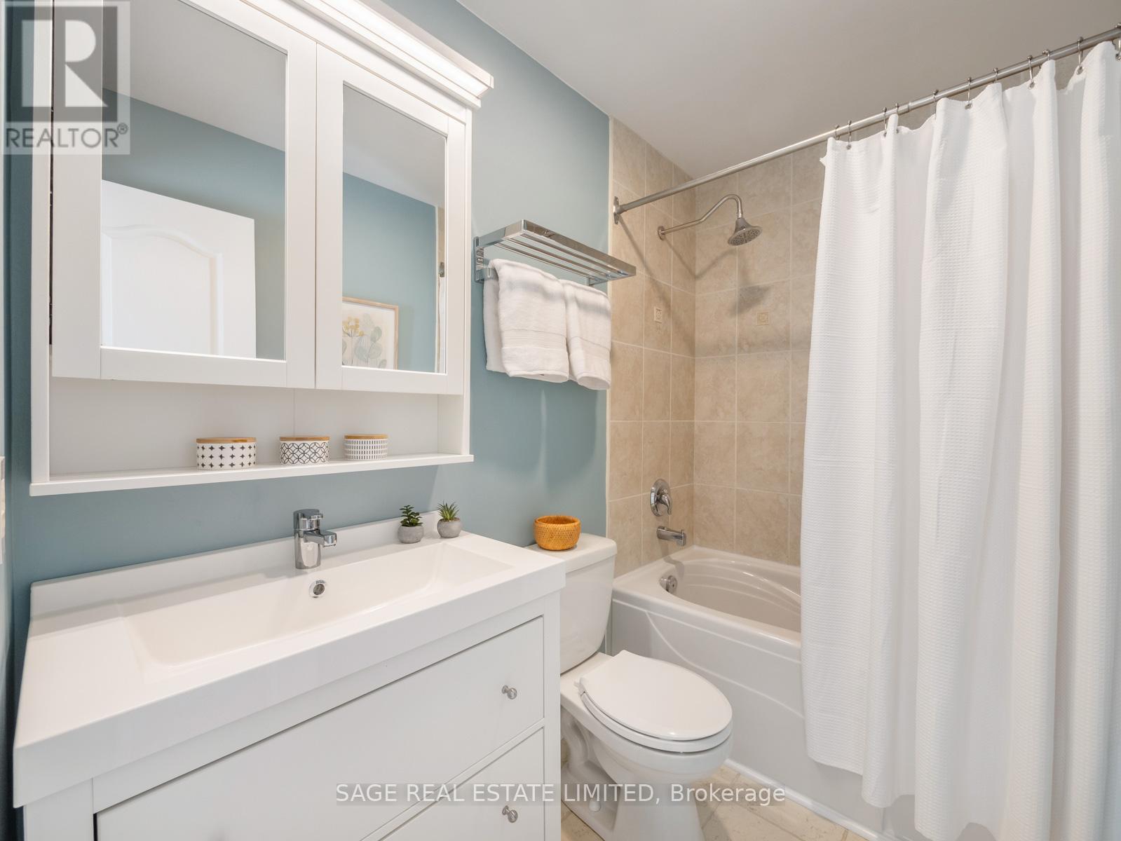 137 Willow Avenue, Toronto, Ontario  M4E 3K4 - Photo 17 - E13035512