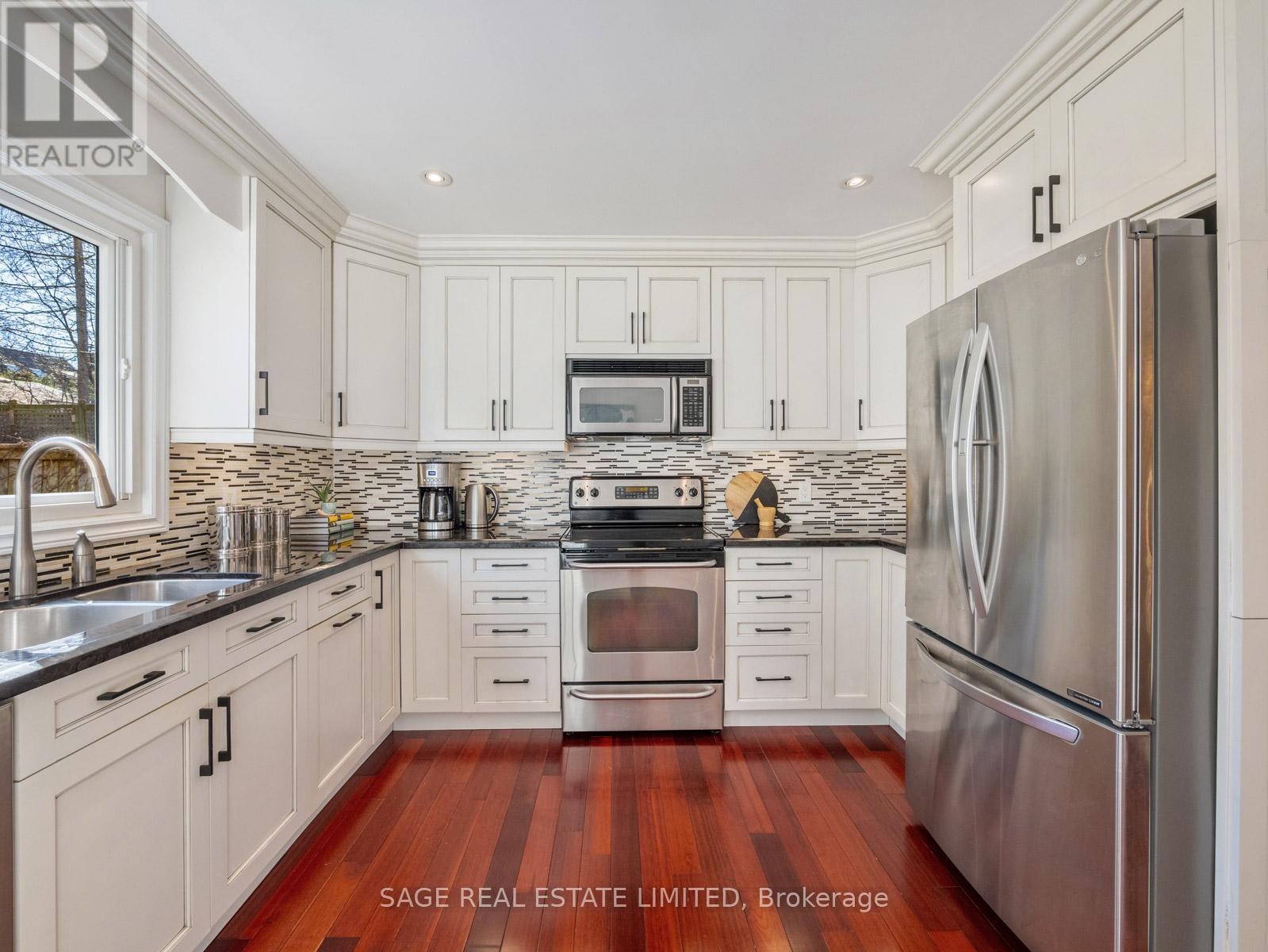 137 Willow Avenue, Toronto, Ontario  M4E 3K4 - Photo 8 - E13035512