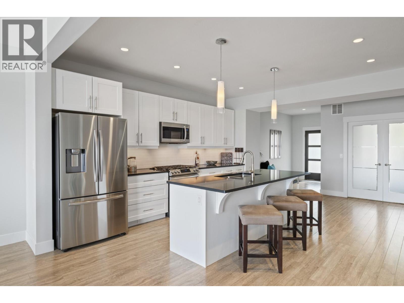 1260 Snowberry Avenue, Kelowna, British Columbia  V1W 5K7 - Photo 2 - 10382014