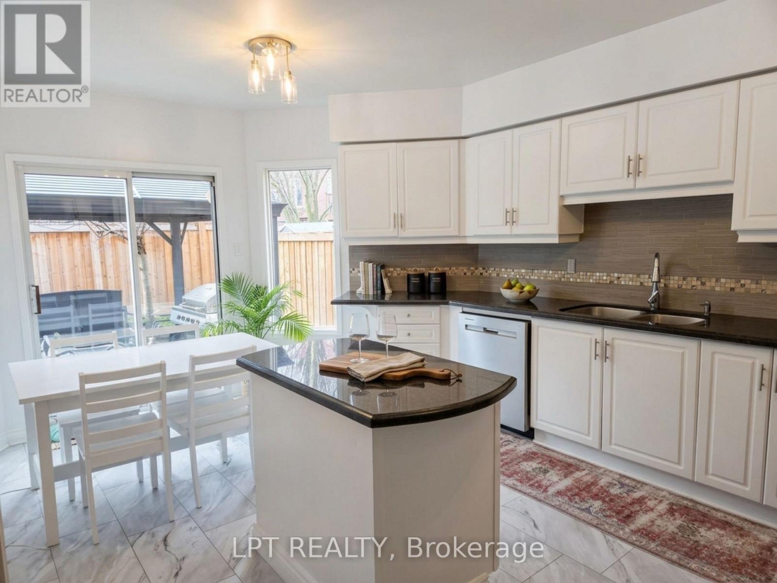 249 Rushbrook Drive, Newmarket, Ontario  L3X 2E3 - Photo 3 - N13035488