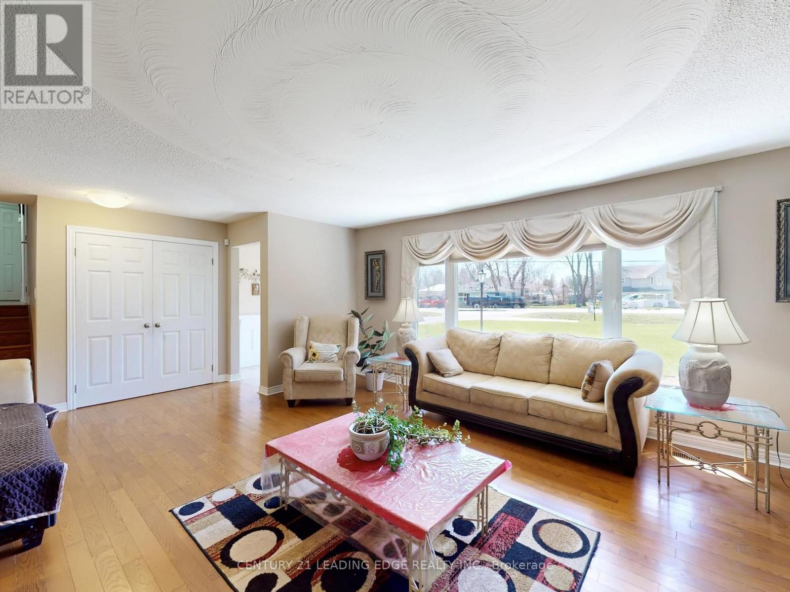 53 Metro Road N, Georgina, Ontario  L4P 1C1 - Photo 11 - N13035496