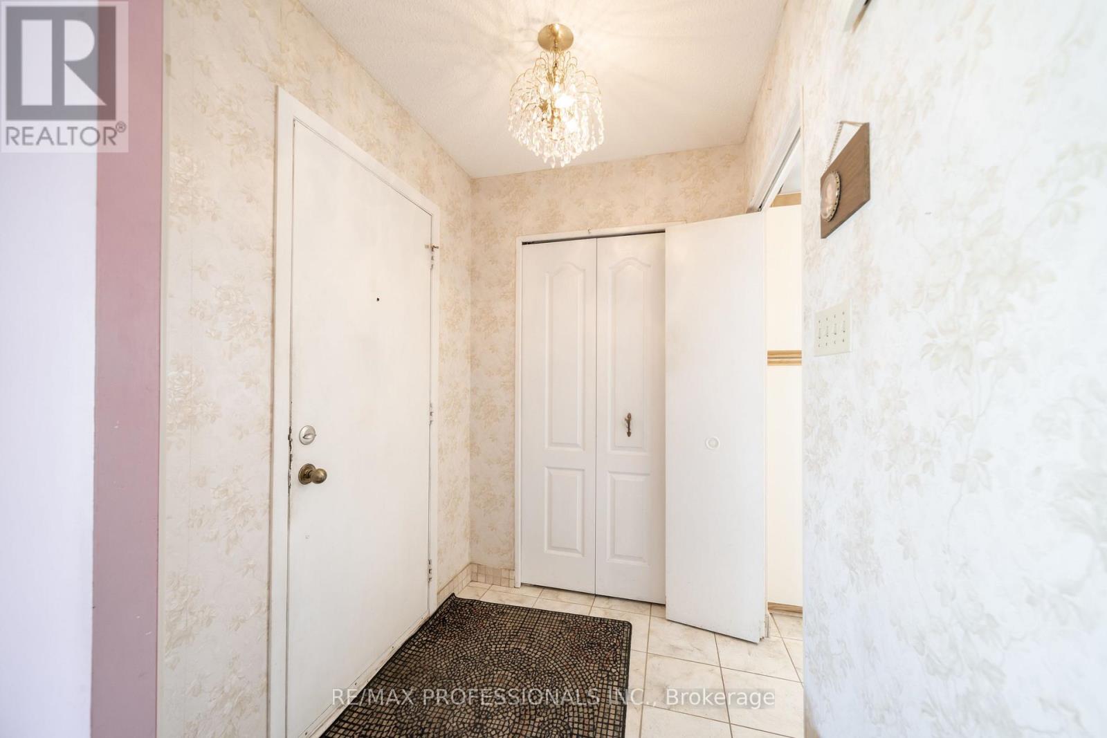 3435 Martins Pine Crescent, Mississauga, Ontario  L5L 1G3 - Photo 2 - W13035480