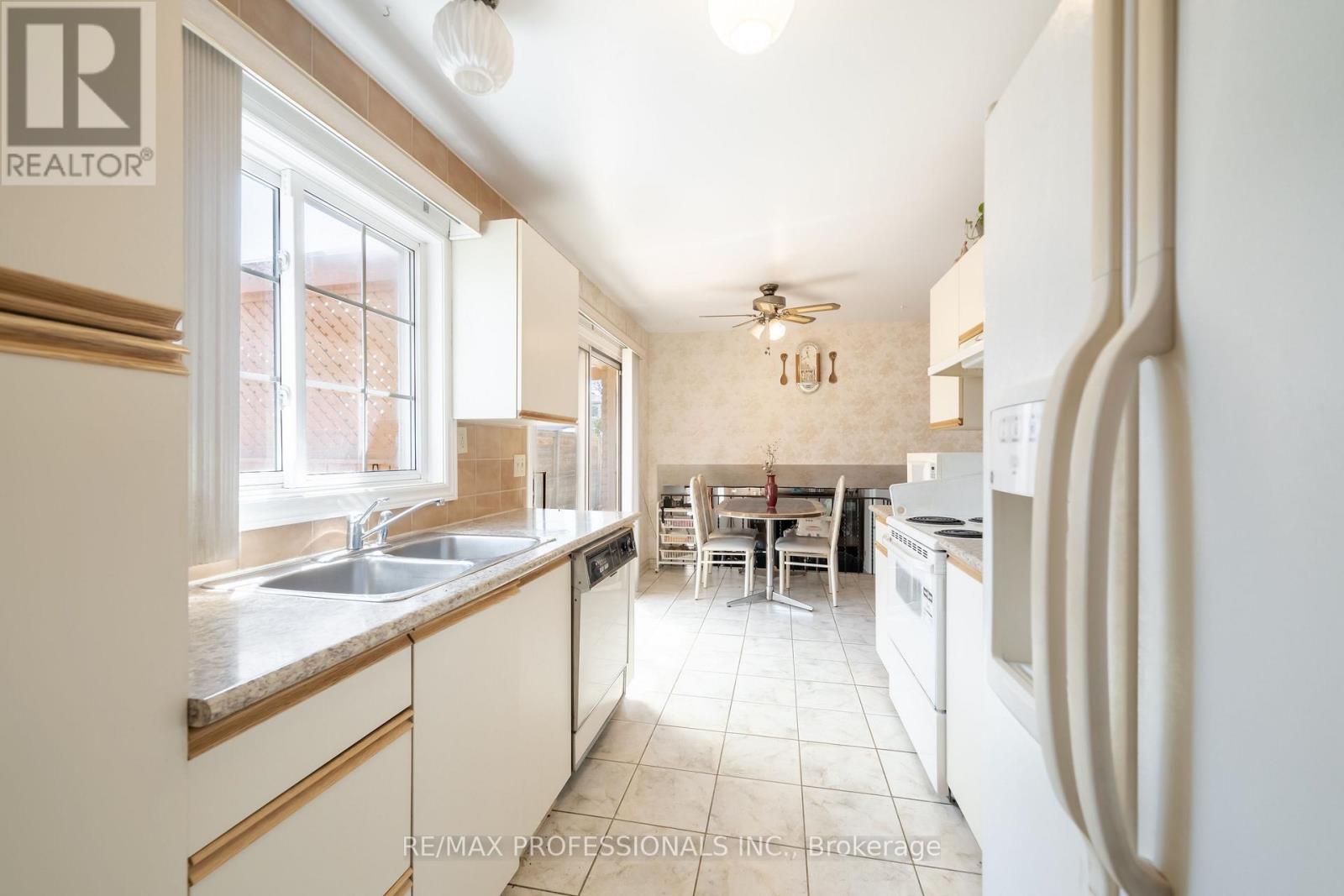 3435 Martins Pine Crescent, Mississauga, Ontario  L5L 1G3 - Photo 4 - W13035480