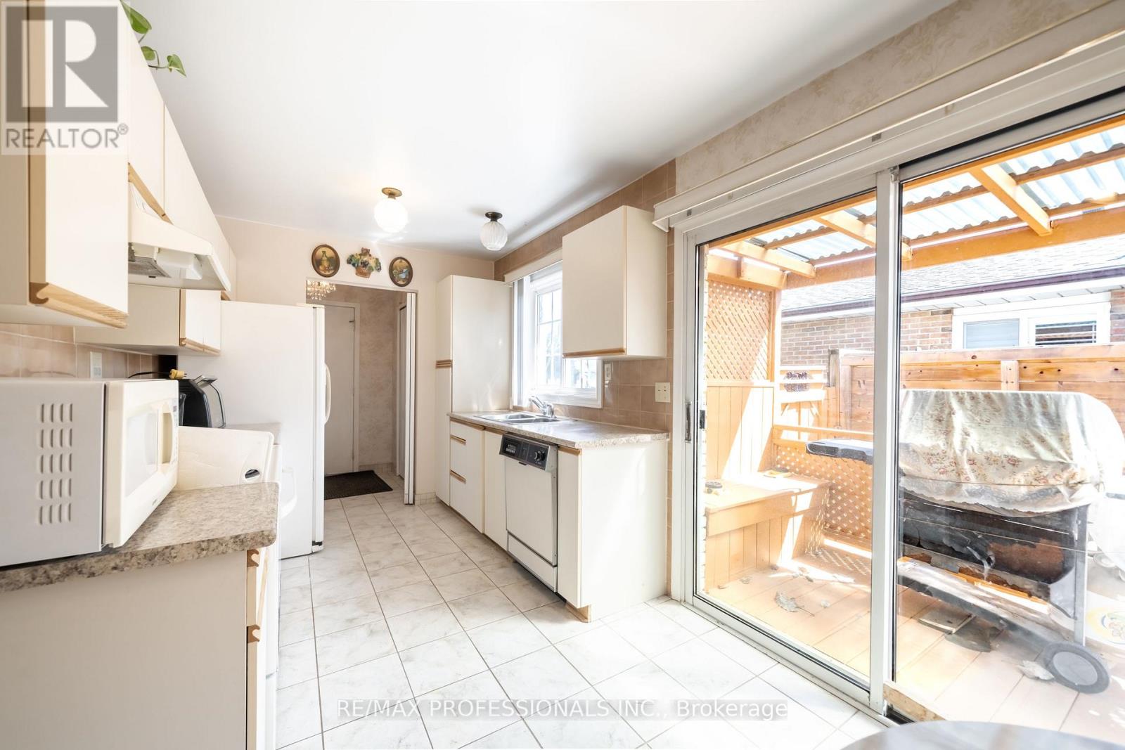 3435 Martins Pine Crescent, Mississauga, Ontario  L5L 1G3 - Photo 5 - W13035480