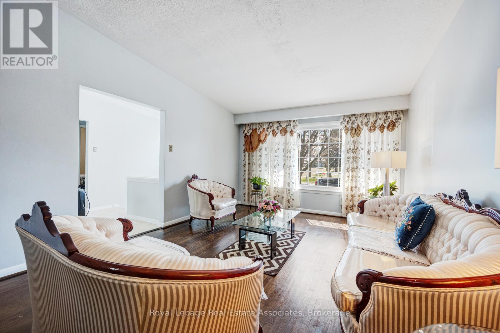 8 CAULFIELD ROAD, Toronto, Ontario