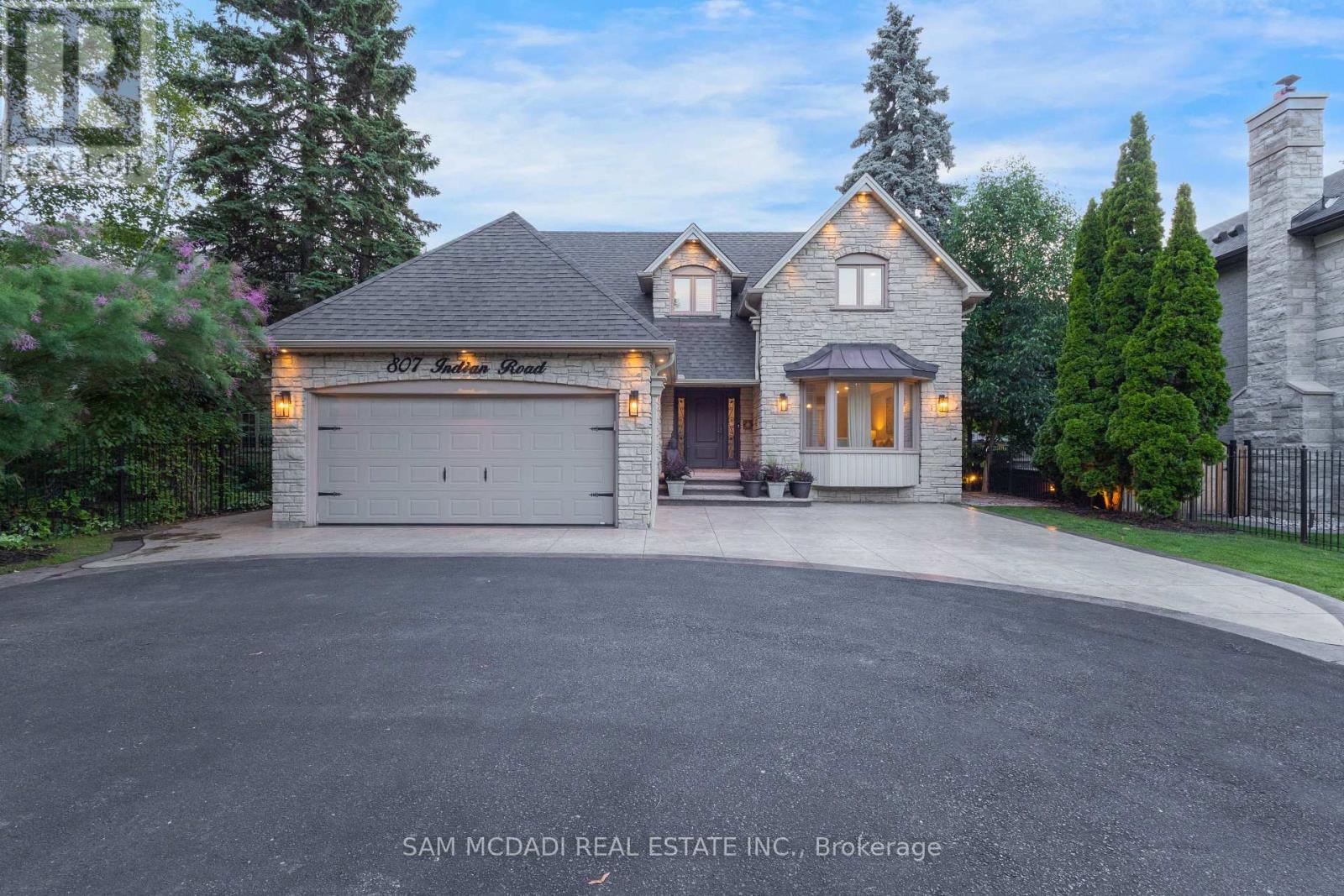 807 Indian Road, Mississauga, Ontario  L5H 1R4 - Photo 2 - W13035504