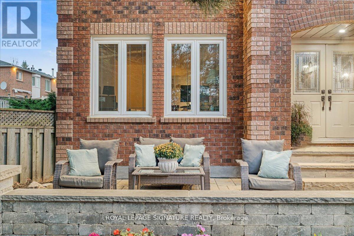 1093 Senlac Court, Mississauga, Ontario  L5V 1B8 - Photo 4 - W13031882