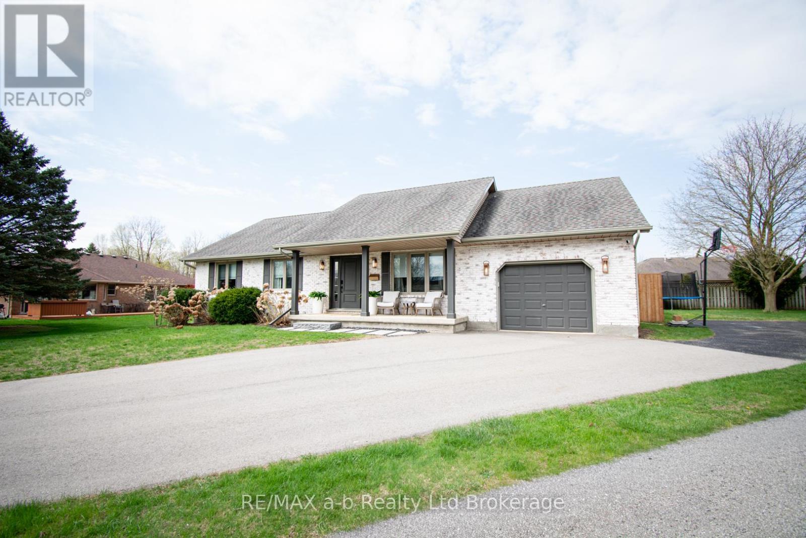 3 BELFAST CIRCLE, Tillsonburg, Ontario