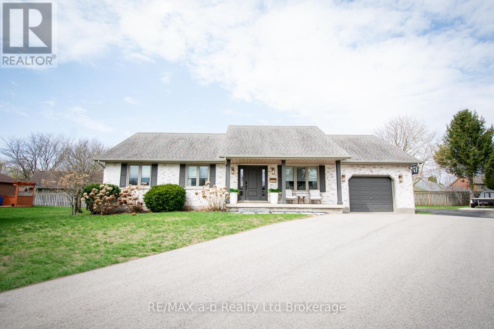 3 Belfast Circle, Tillsonburg, Ontario  N4G 5G3 - Photo 3 - X13035868