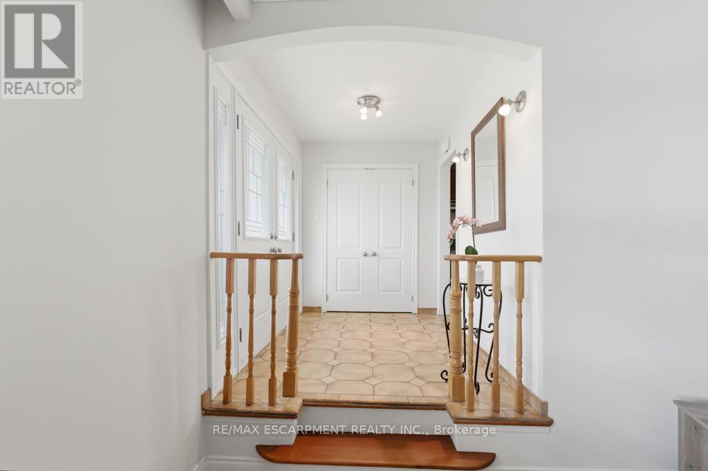 68 Nugent Drive, Hamilton, Ontario  L8H 2M8 - Photo 4 - X13035422