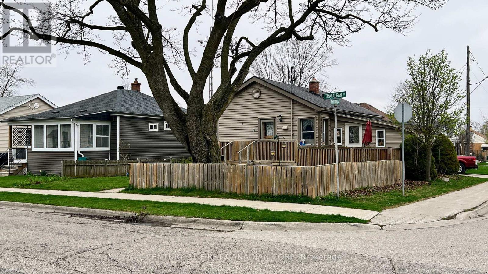 9 Trafalgar Street, St. Thomas, Ontario  N5P 1N8 - Photo 3 - X13035946