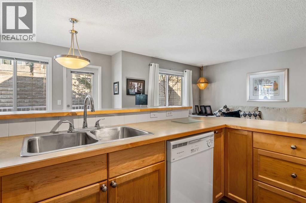 18 Hidden Creek Rise NW, Calgary, Alberta  T3A 6L5 - Photo 10 - A2290878