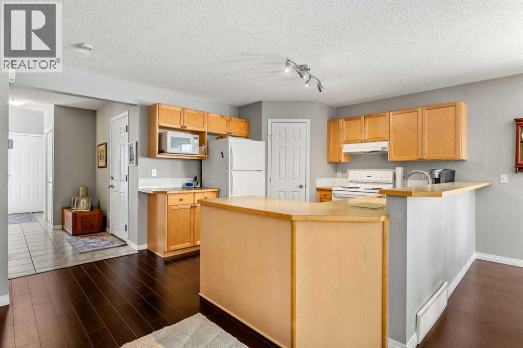 18 Hidden Creek Rise NW, Calgary, Alberta  T3A 6L5 - Photo 7 - A2290878