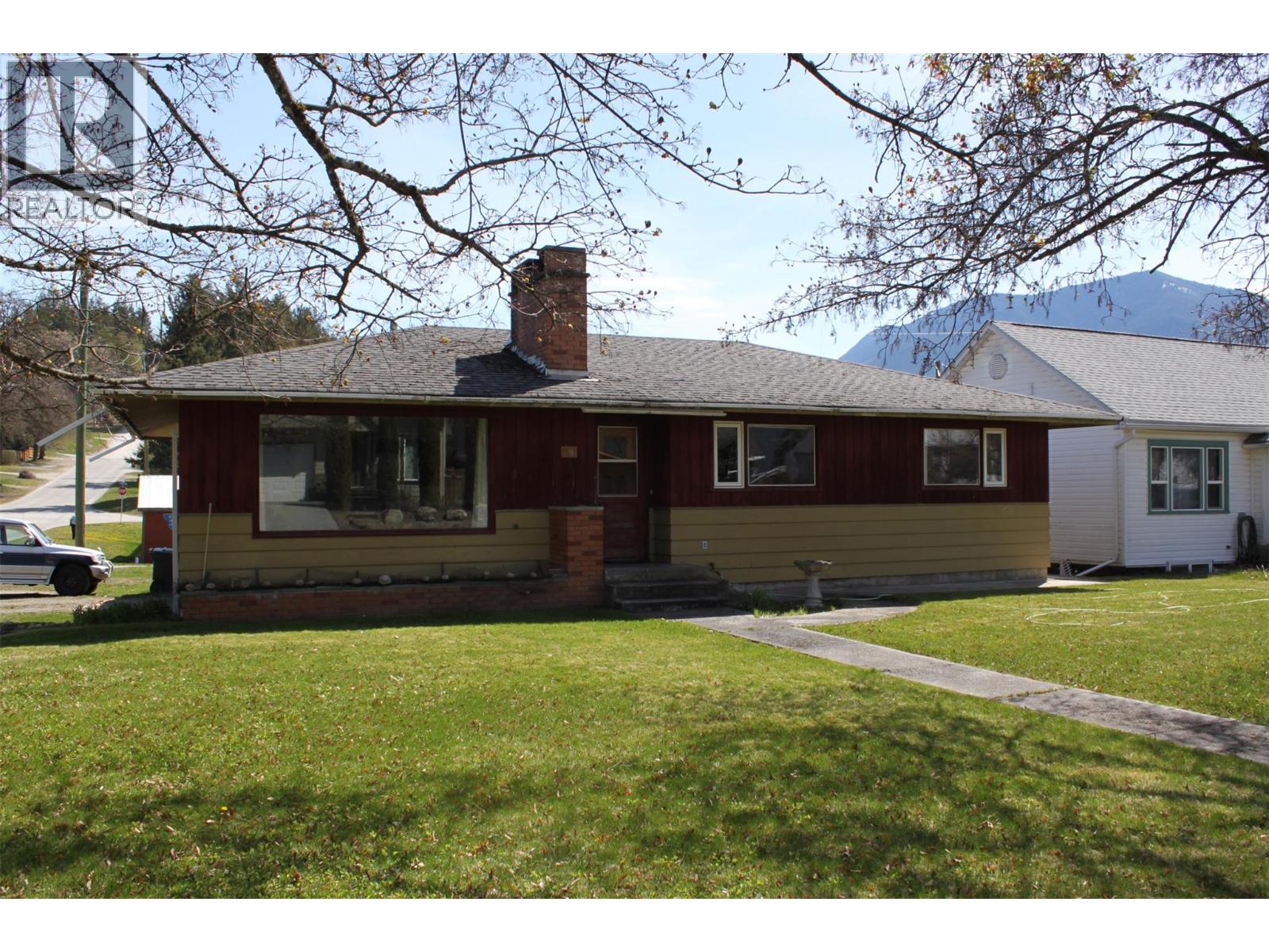 119 2nd Avenue NW, Nakusp, British Columbia