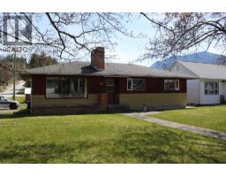 119 2nd Avenue NW, Nakusp, British Columbia