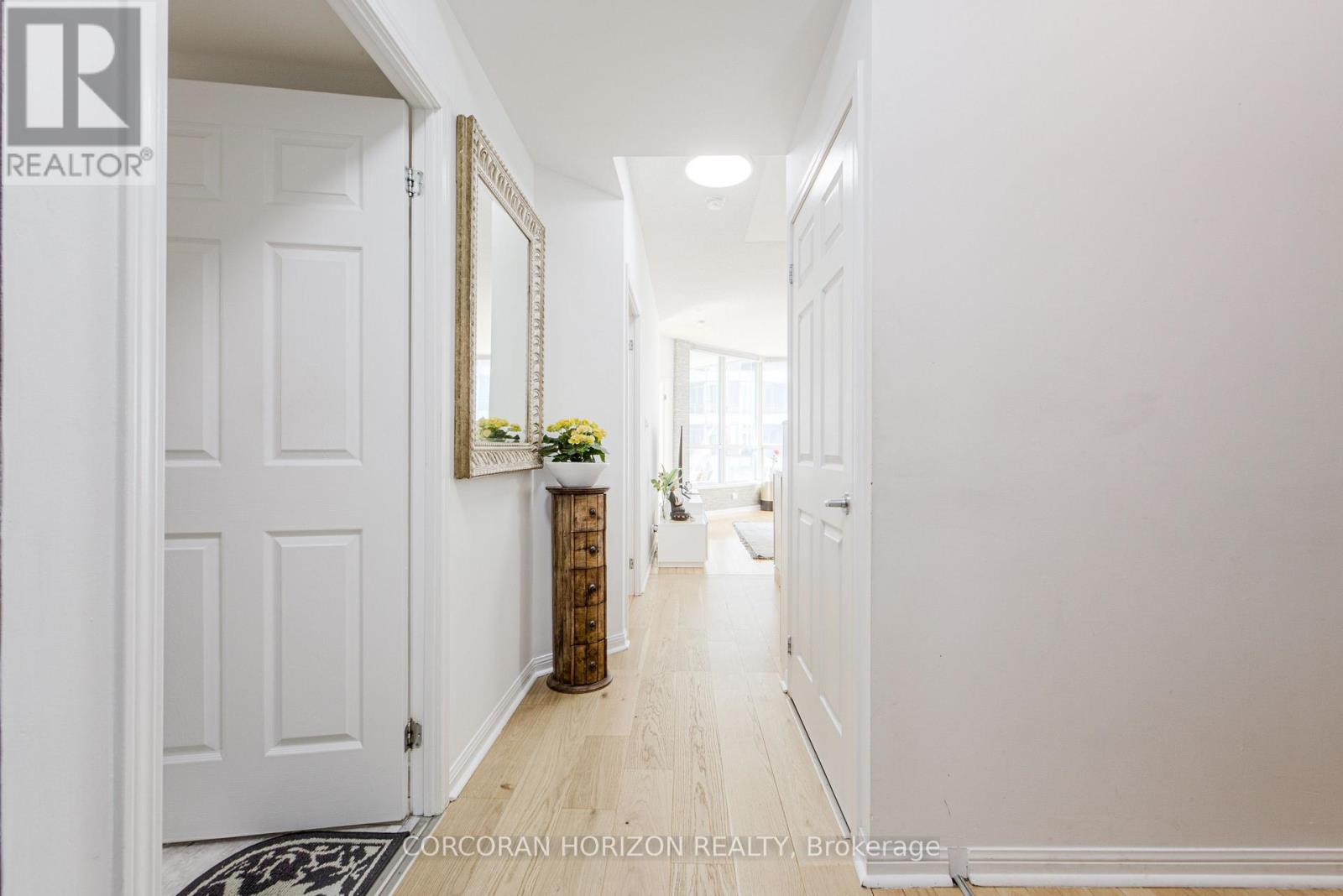 2009 - 228 QUEENS QUAY W, Toronto, Ontario