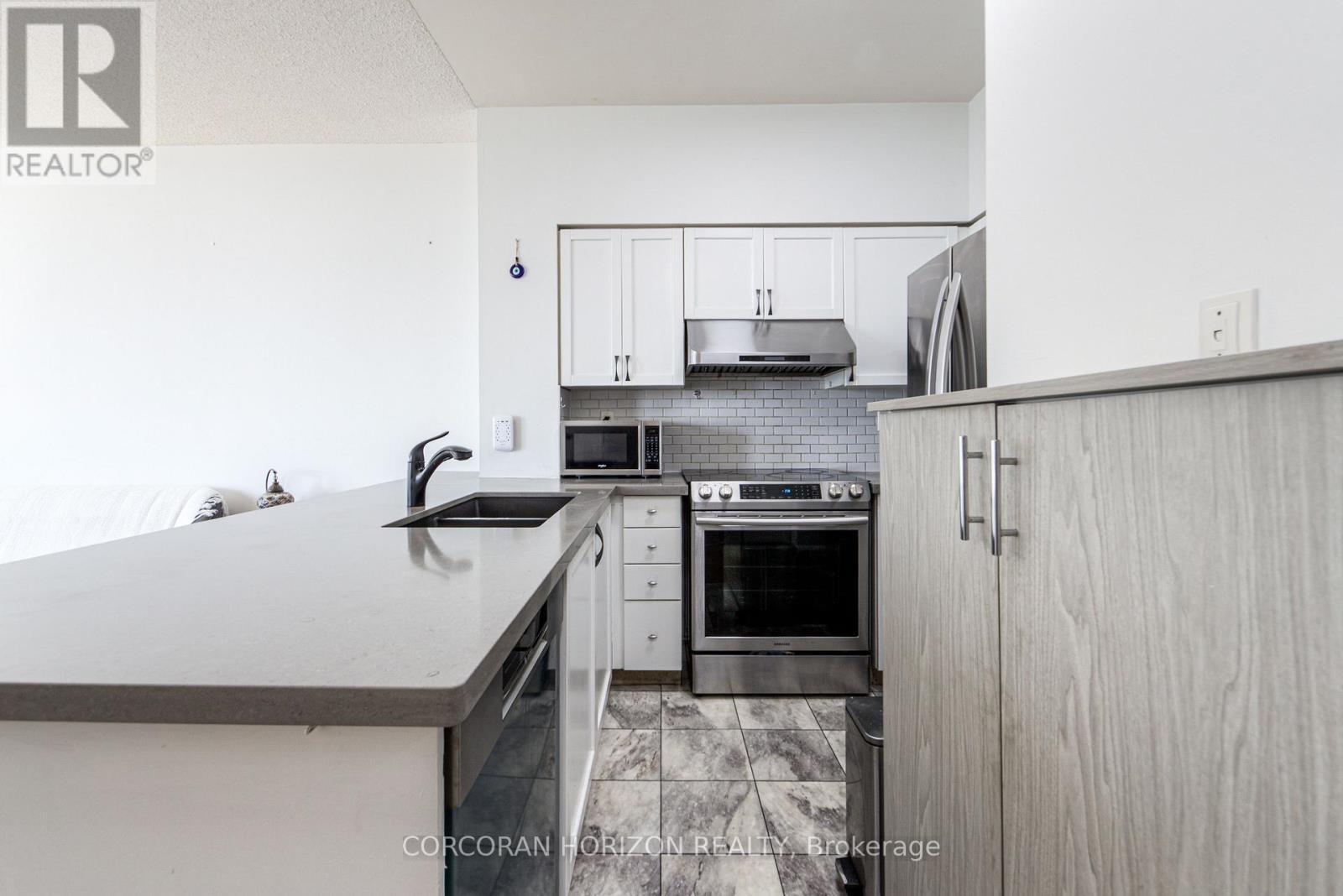 2009 - 228 Queens Quay W, Toronto, Ontario  M5J 2X1 - Photo 3 - C13035740